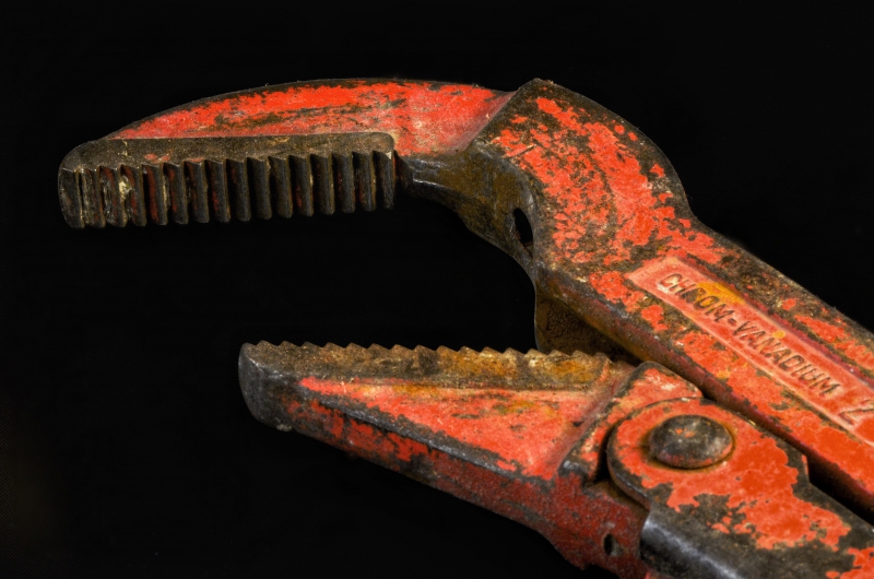 plombier-LA VERDIERE-min_pipe-wrench-318084